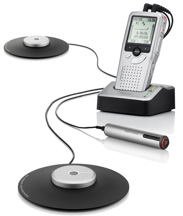 DPM 955 in DockingStation mit angeschlossenen Grenzflächenmikrofonen und Fernbedienung